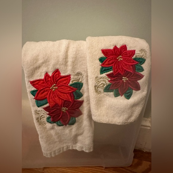 Cecil Saydah Velour Terry Holiday Poinsettias Guest Hand Towel & Wash Cloth Set - Picture 3 of 6
